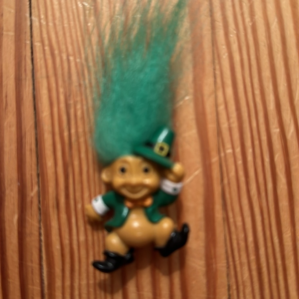 Lucky Leprechaun Troll Magnet - Picture 3 of 3